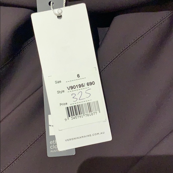 Never worn asymmetrical dress - Picture 6 of 6